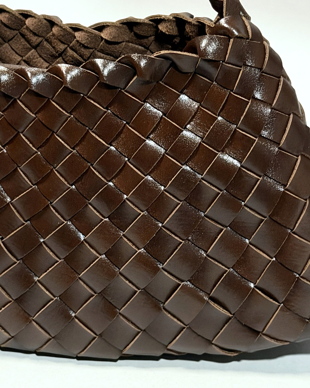 Mala entrançada Cala – Castanho chocolate