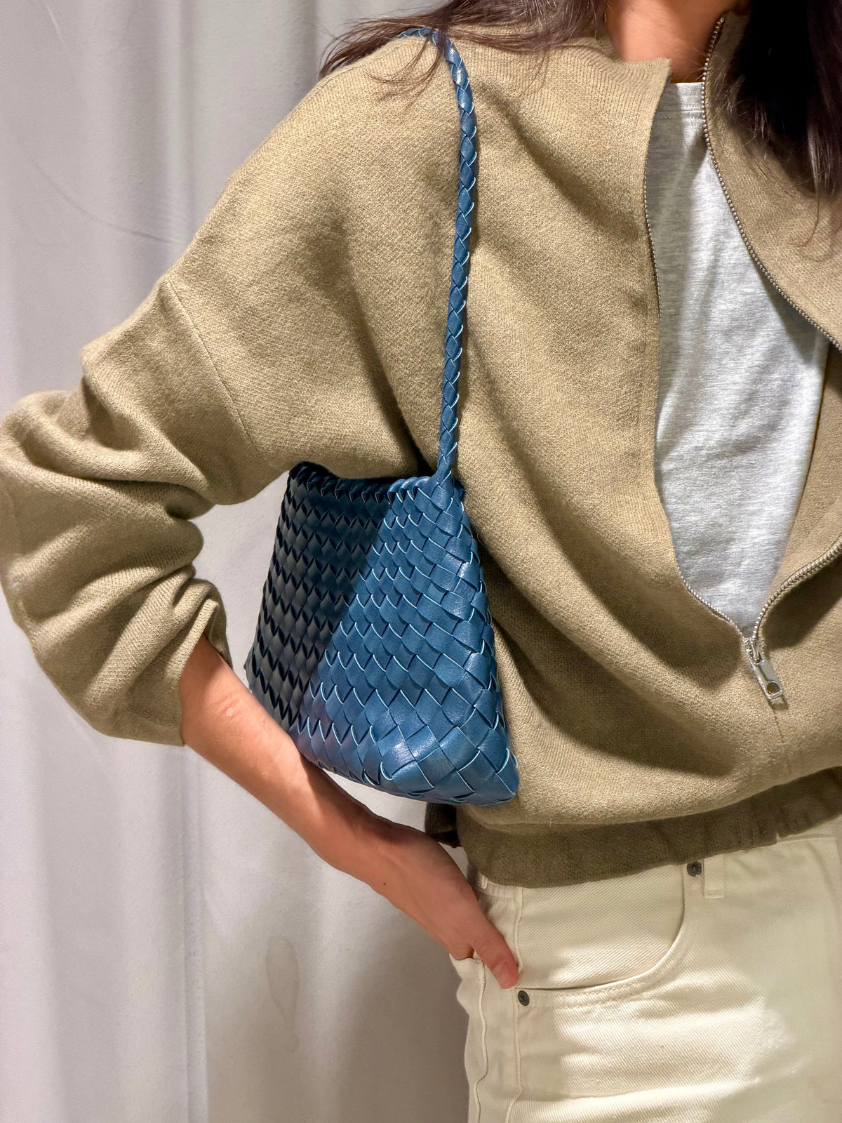 Medium braided leather bag - Indigo