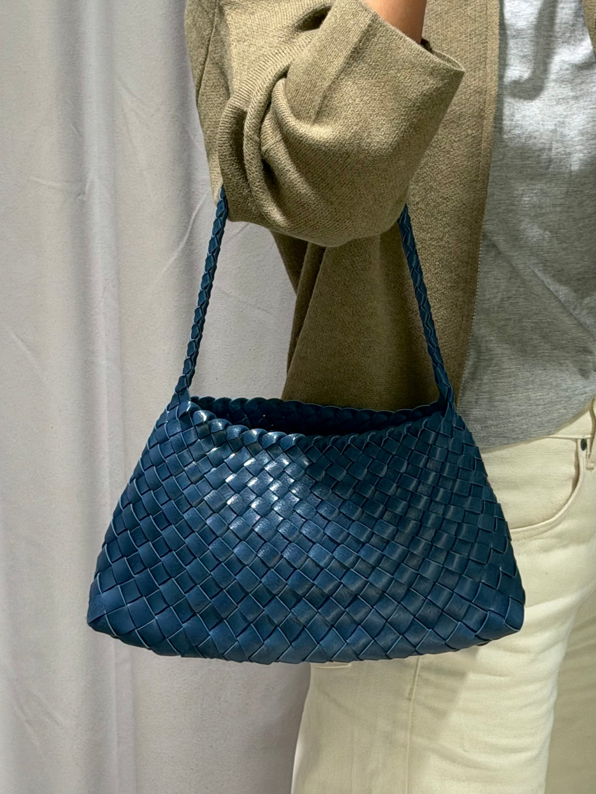Medium braided leather bag - Indigo